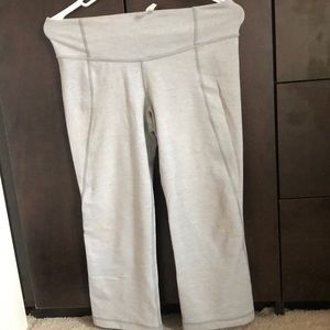 Lululemon Cropped Capri Pants 6 Gray